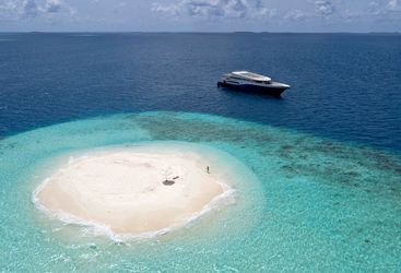 Island hopping maldives