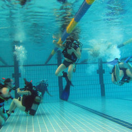 Dive lesson in pool